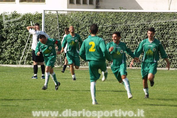 Sollai festeggiato dai compagni